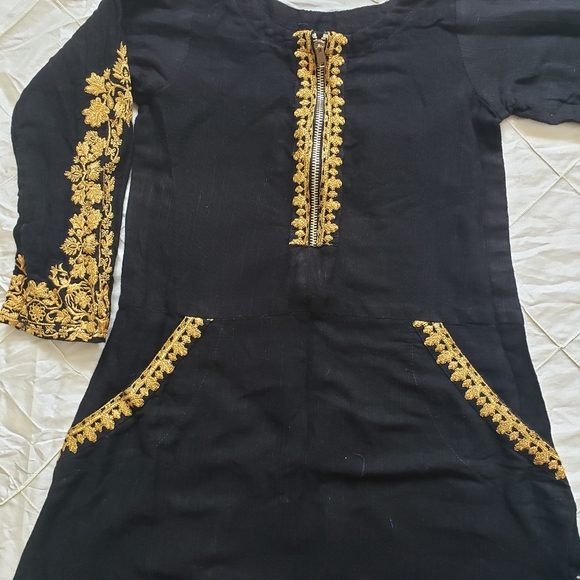 Girls' embroidered Kurta/ Dress - Picture 2 of 4